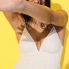 Kurzes, fließendes Kleid mit Bindedetail am Rücken Kurzes, fließendes Kleid mit Bindedetail am Rücken