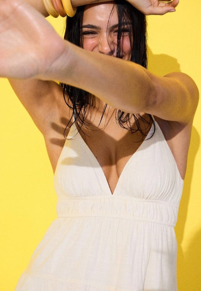 Kurzes, fließendes Kleid mit Bindedetail am Rücken Kurzes, fließendes Kleid mit Bindedetail am Rücken
