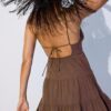 Kurzes, fließendes Kleid mit Bindedetail am Rücken Kurzes, fließendes Kleid mit Bindedetail am Rücken