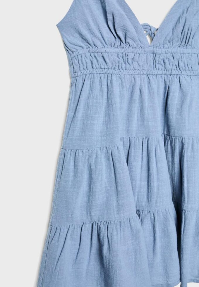 Kurzes, fließendes Kleid mit Bindedetail am Rücken Kurzes, fließendes Kleid mit Bindedetail am Rücken