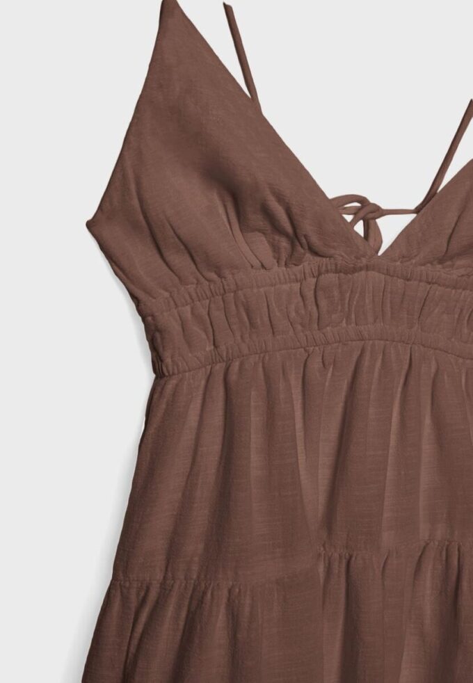 Kurzes, fließendes Kleid mit Bindedetail am Rücken Kurzes, fließendes Kleid mit Bindedetail am Rücken