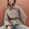 Kurzes, fließendes Trenchcoat mit Gürtel Kurzes, fließendes Trenchcoat mit Gürtel