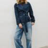 Kurzes, fließendes Trenchcoat mit Gürtel Kurzes, fließendes Trenchcoat mit Gürtel