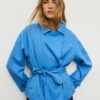 Kurzes, fließendes Trenchcoat mit Gürtel Kurzes, fließendes Trenchcoat mit Gürtel