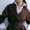 Kurzes, fließendes Trenchcoat mit Gürtel