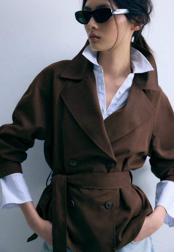 Kurzes, fließendes Trenchcoat mit Gürtel