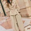 Kurzes, fließendes Trenchcoat mit Gürtel Kurzes, fließendes Trenchcoat mit Gürtel