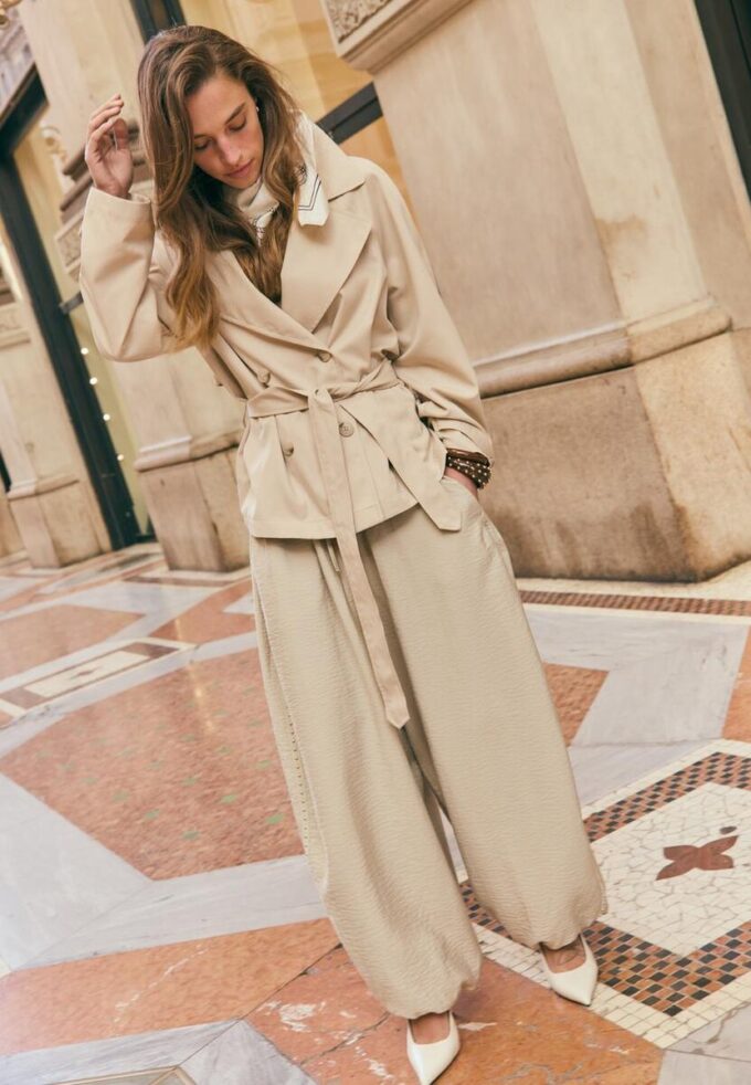 Kurzes, fließendes Trenchcoat mit Gürtel Kurzes, fließendes Trenchcoat mit Gürtel