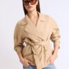 Kurzes, fließendes Trenchcoat mit Gürtel