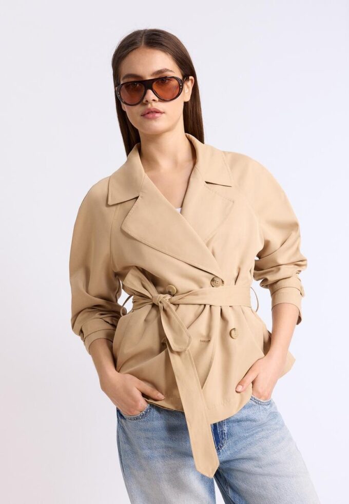 Kurzes, fließendes Trenchcoat mit Gürtel