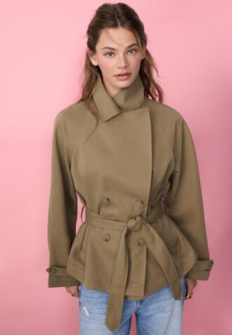 Kurzes, fließendes Trenchcoat mit Gürtel