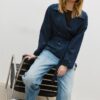 Kurzes, fließendes Trenchcoat mit Gürtel Kurzes, fließendes Trenchcoat mit Gürtel