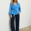 Kurzes, fließendes Trenchcoat mit Gürtel Kurzes, fließendes Trenchcoat mit Gürtel
