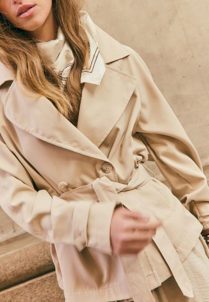 Kurzes, fließendes Trenchcoat mit Gürtel Kurzes, fließendes Trenchcoat mit Gürtel