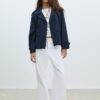 Kurzes, fließendes Trenchcoat mit Gürtel Kurzes, fließendes Trenchcoat mit Gürtel