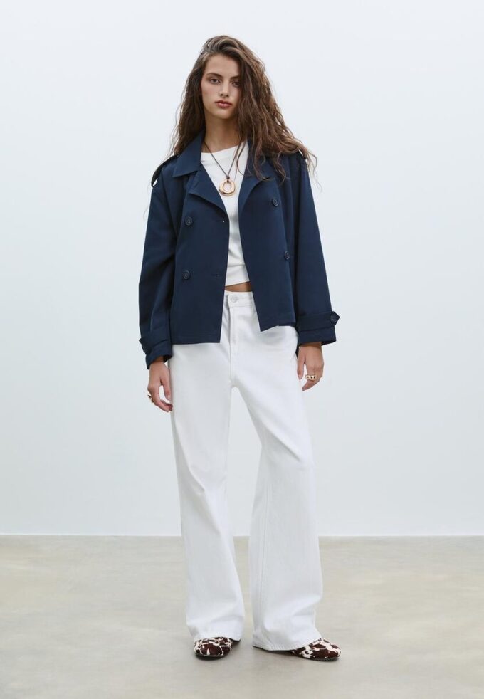 Kurzes, fließendes Trenchcoat mit Gürtel Kurzes, fließendes Trenchcoat mit Gürtel