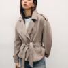 Kurzes, fließendes Trenchcoat mit Gürtel Kurzes, fließendes Trenchcoat mit Gürtel