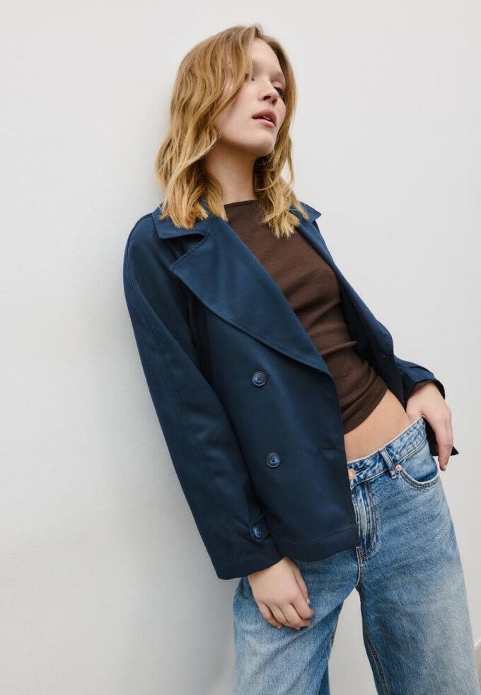 Kurzes, fließendes Trenchcoat mit Gürtel Kurzes, fließendes Trenchcoat mit Gürtel