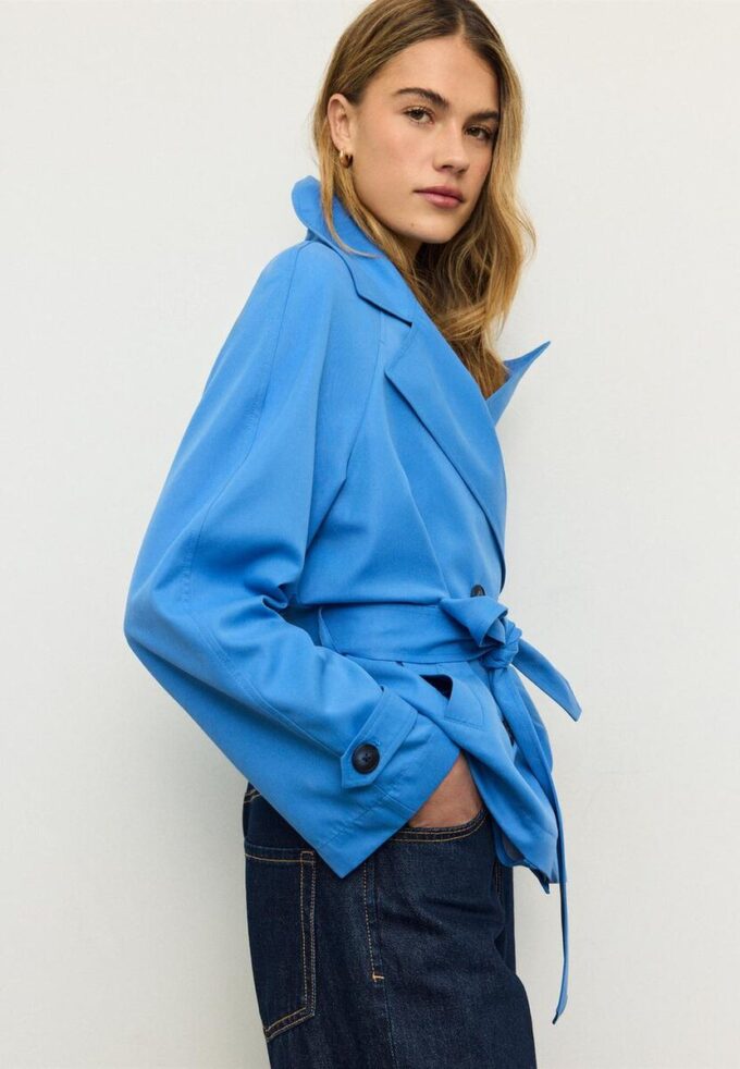 Kurzes, fließendes Trenchcoat mit Gürtel Kurzes, fließendes Trenchcoat mit Gürtel