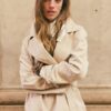 Kurzes, fließendes Trenchcoat mit Gürtel Kurzes, fließendes Trenchcoat mit Gürtel