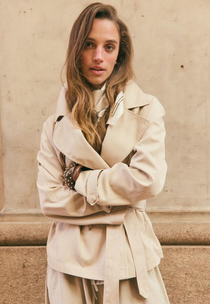 Kurzes, fließendes Trenchcoat mit Gürtel Kurzes, fließendes Trenchcoat mit Gürtel