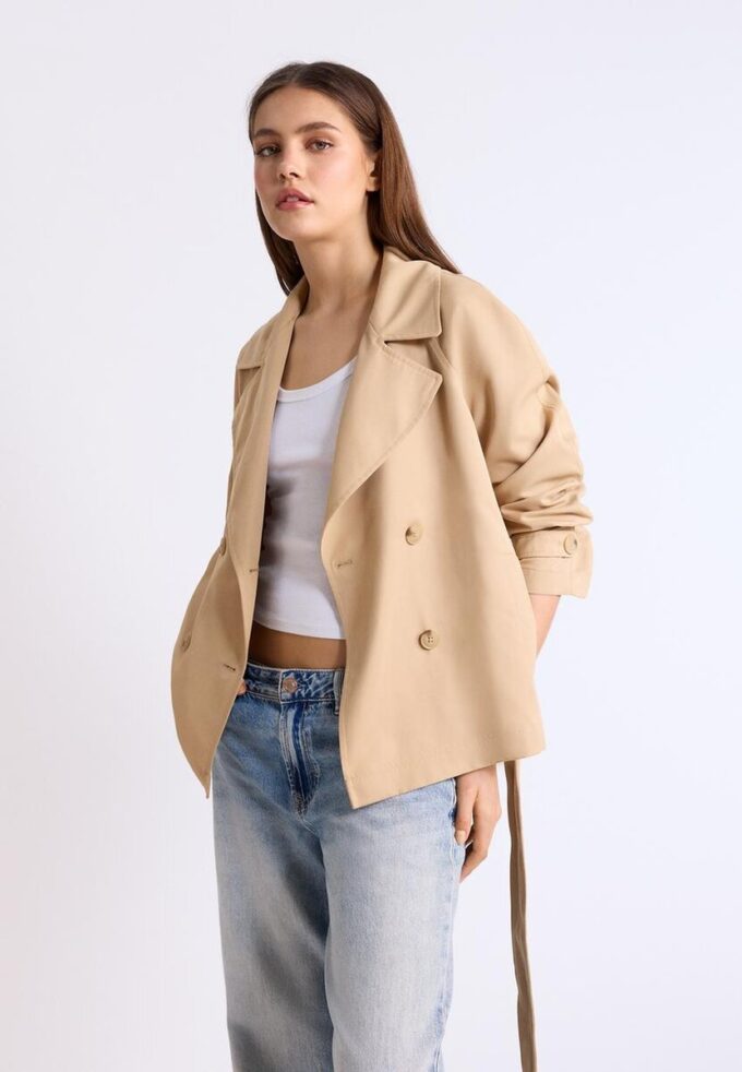 Kurzes, fließendes Trenchcoat mit Gürtel