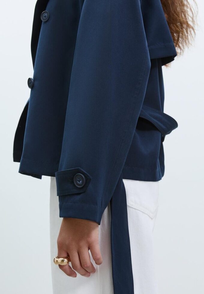 Kurzes, fließendes Trenchcoat mit Gürtel Kurzes, fließendes Trenchcoat mit Gürtel