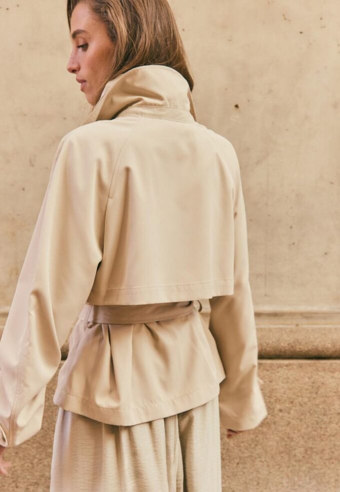 Kurzes, fließendes Trenchcoat mit Gürtel Kurzes, fließendes Trenchcoat mit Gürtel