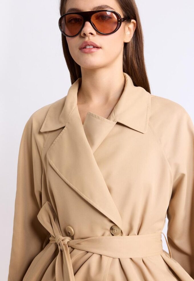 Kurzes, fließendes Trenchcoat mit Gürtel