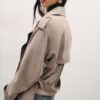 Kurzes, fließendes Trenchcoat mit Gürtel Kurzes, fließendes Trenchcoat mit Gürtel