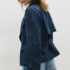 Kurzes, fließendes Trenchcoat mit Gürtel Kurzes, fließendes Trenchcoat mit Gürtel