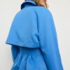Kurzes, fließendes Trenchcoat mit Gürtel Kurzes, fließendes Trenchcoat mit Gürtel