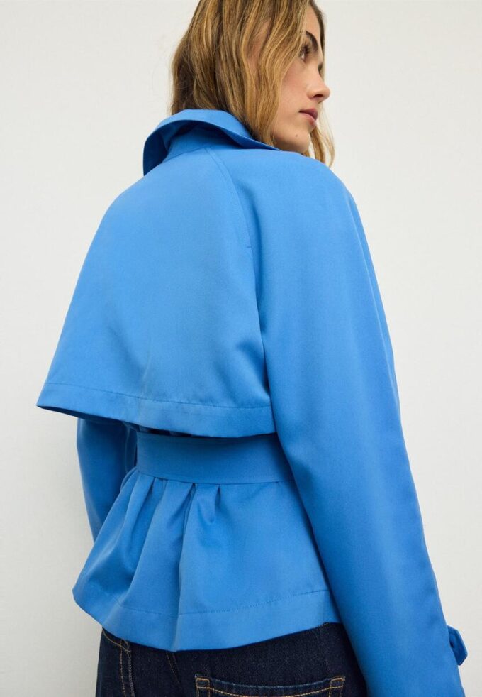 Kurzes, fließendes Trenchcoat mit Gürtel Kurzes, fließendes Trenchcoat mit Gürtel
