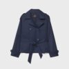 Kurzes, fließendes Trenchcoat mit Gürtel Kurzes, fließendes Trenchcoat mit Gürtel