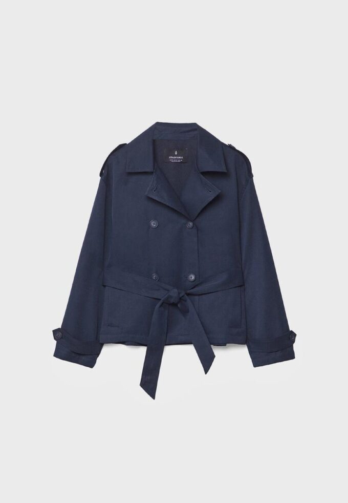 Kurzes, fließendes Trenchcoat mit Gürtel Kurzes, fließendes Trenchcoat mit Gürtel