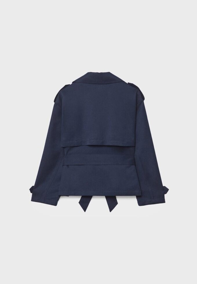 Kurzes, fließendes Trenchcoat mit Gürtel Kurzes, fließendes Trenchcoat mit Gürtel