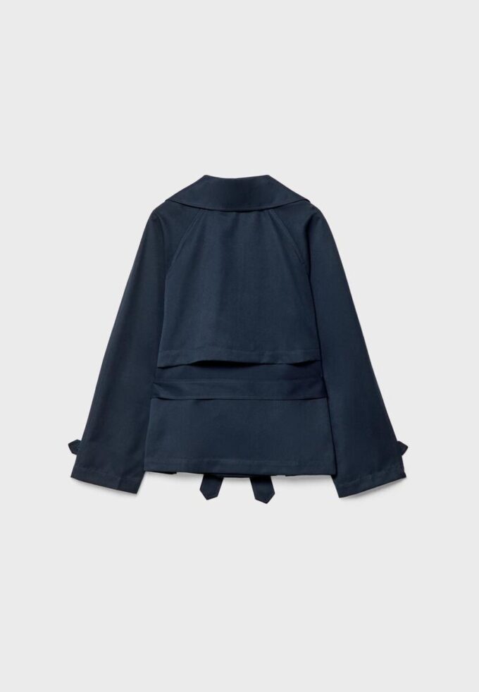 Kurzes, fließendes Trenchcoat mit Gürtel Kurzes, fließendes Trenchcoat mit Gürtel