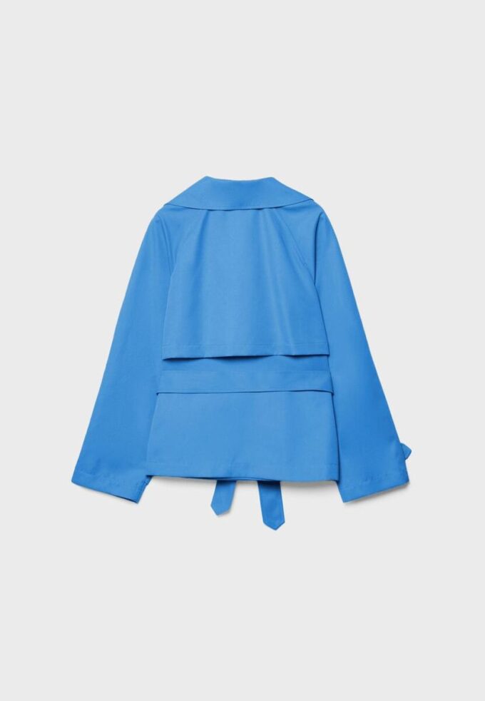 Kurzes, fließendes Trenchcoat mit Gürtel Kurzes, fließendes Trenchcoat mit Gürtel