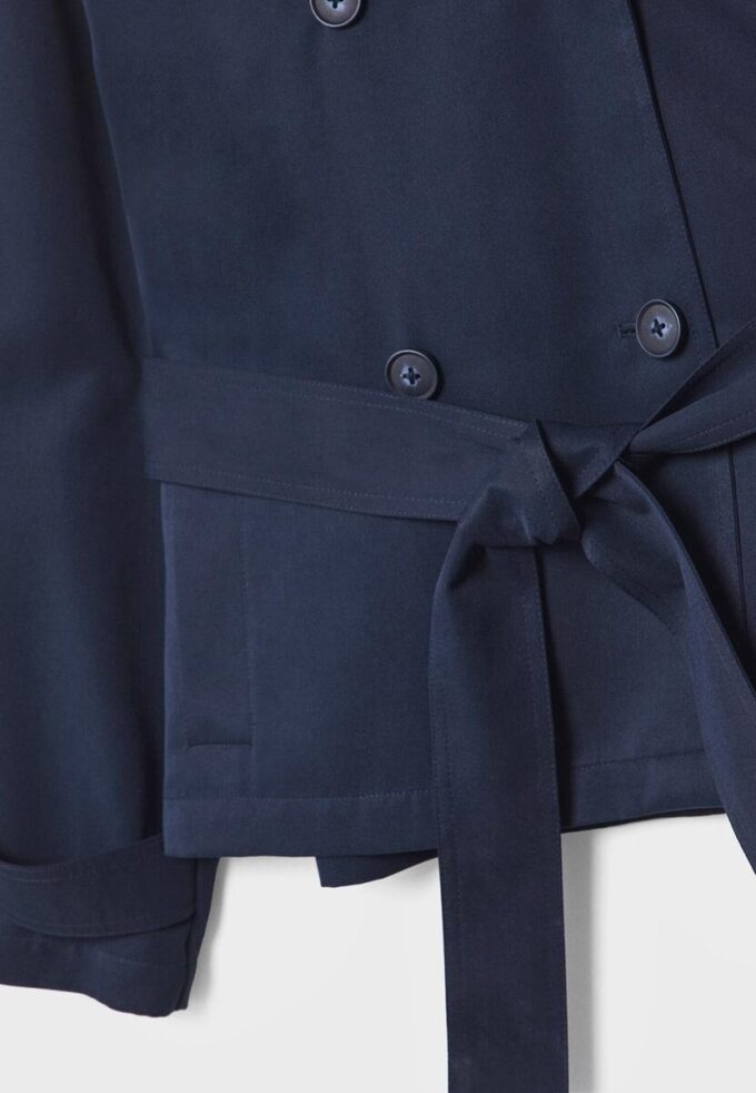 Kurzes, fließendes Trenchcoat mit Gürtel Kurzes, fließendes Trenchcoat mit Gürtel