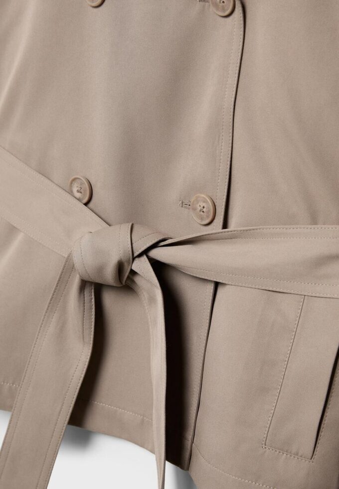 Kurzes, fließendes Trenchcoat mit Gürtel Kurzes, fließendes Trenchcoat mit Gürtel