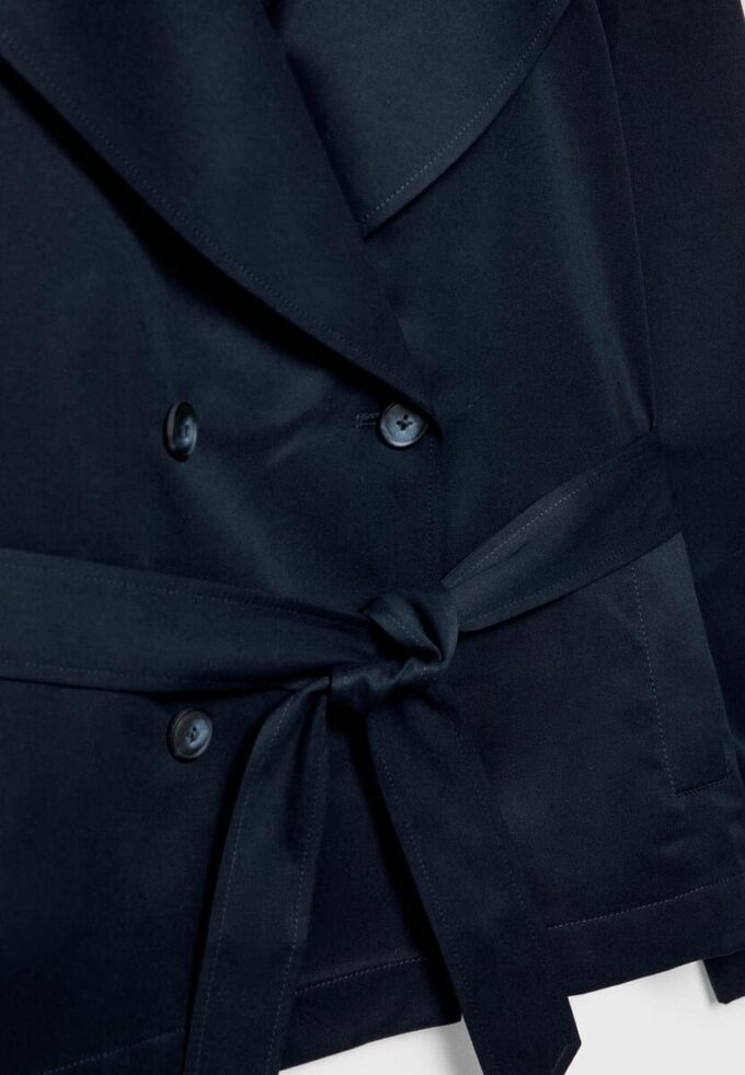 Kurzes, fließendes Trenchcoat mit Gürtel Kurzes, fließendes Trenchcoat mit Gürtel