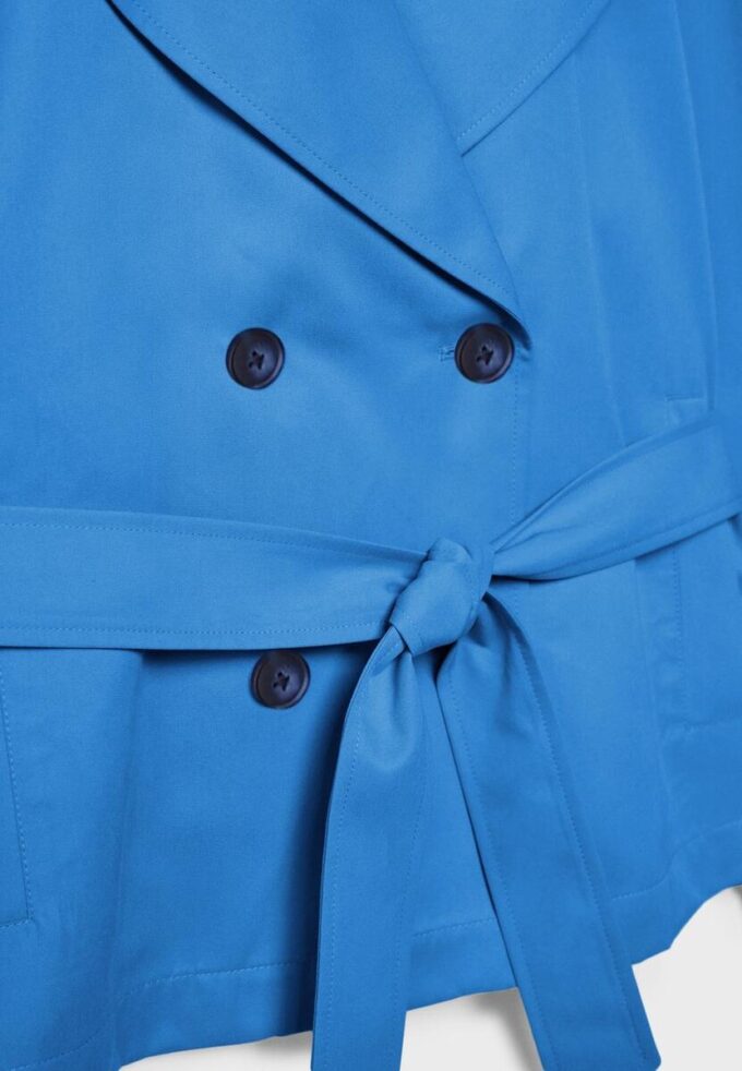 Kurzes, fließendes Trenchcoat mit Gürtel Kurzes, fließendes Trenchcoat mit Gürtel