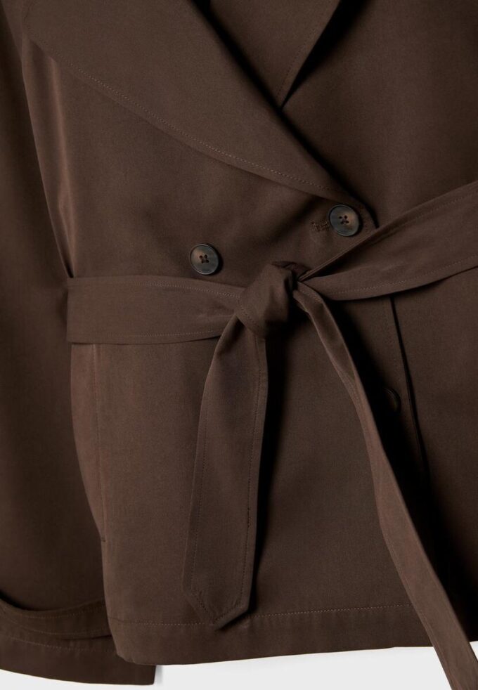 Kurzes, fließendes Trenchcoat mit Gürtel