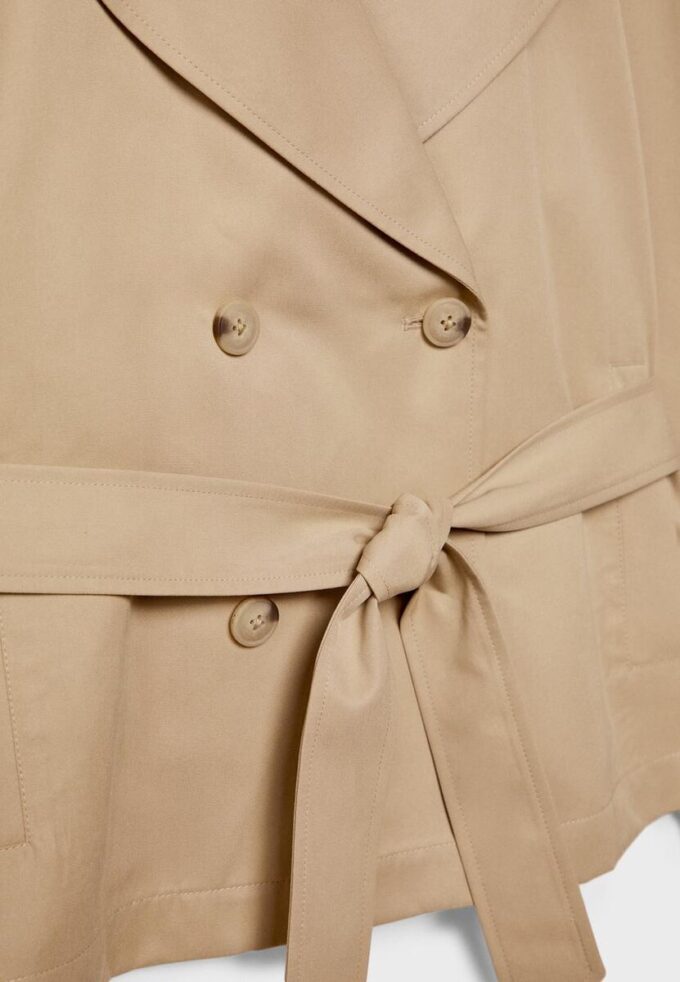 Kurzes, fließendes Trenchcoat mit Gürtel
