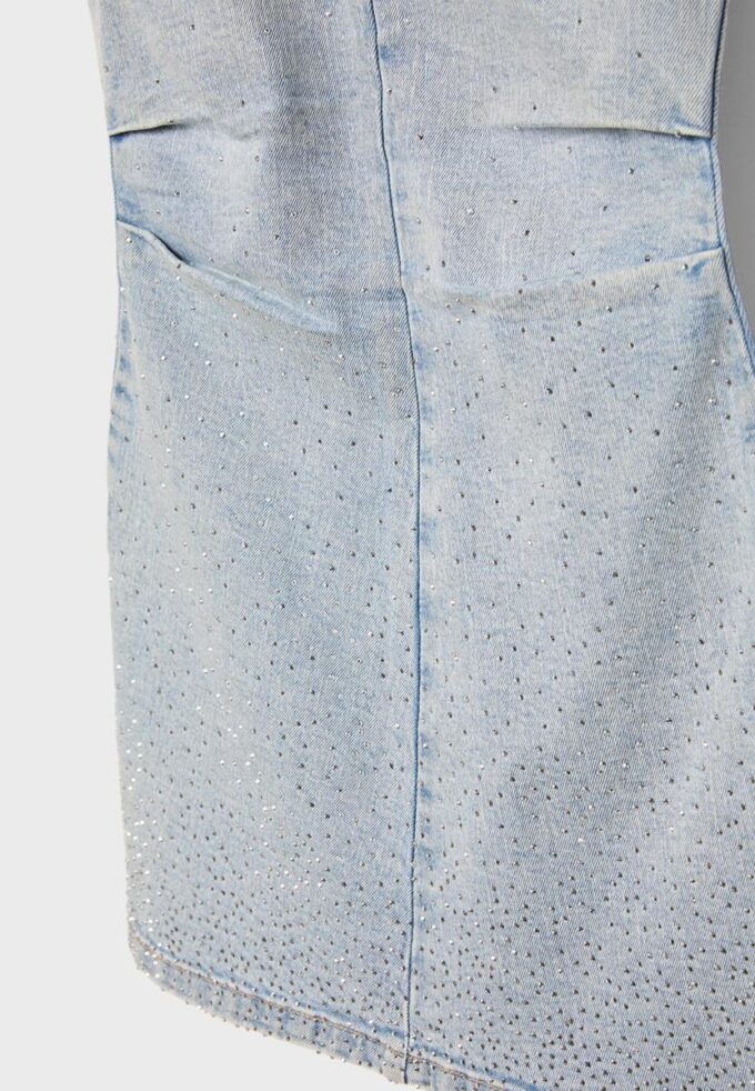 Kurzes Jeanskleid mit Strass Kurzes Jeanskleid mit Strass