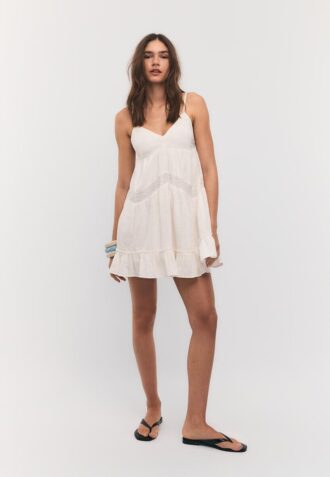 Kurzes Kleid mit Spitzendetails Kurzes Kleid mit Spitzendetails