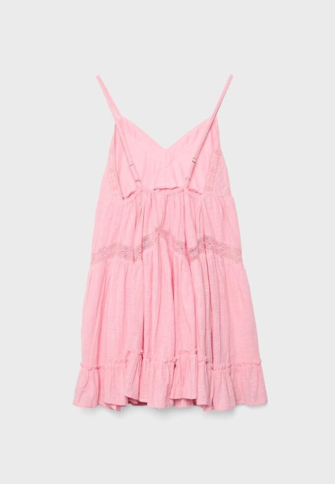Kurzes Kleid mit Spitzendetails Kurzes Kleid mit Spitzendetails