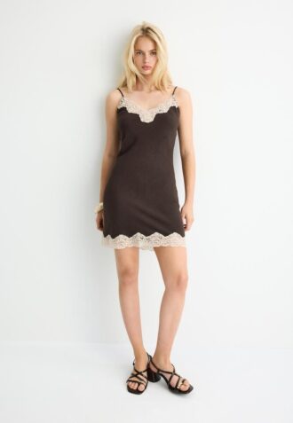 Kurzes rustikales Spitzenkleid