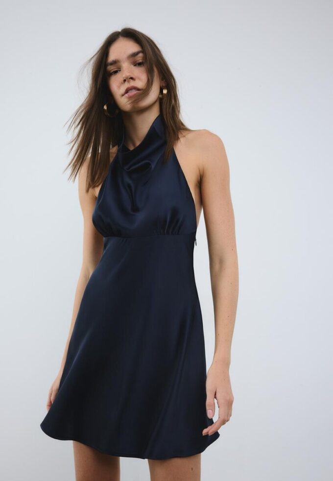Kurzes Satin-Kleid mit Neckholder