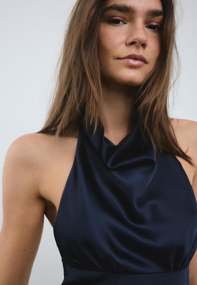 Kurzes Satin-Kleid mit Neckholder